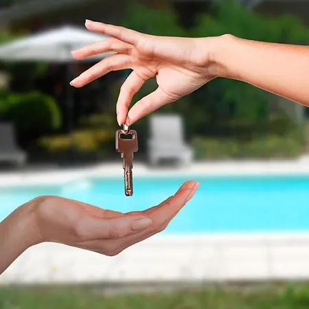 Ferienhaus Cocon Au Mas Des Vignes Pour 4p Terrasse Dans De Privee Avec Grande Piscine D'ete Et Piscine Chauffee L'hiver Et Parking Privatif Gratuit Calvisson
